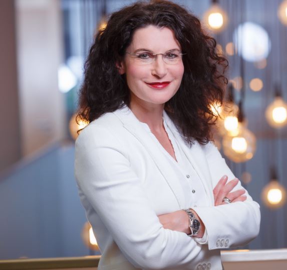 Tina Müller, CEO Douglas, lädt exklusiv ein auf die KÖ