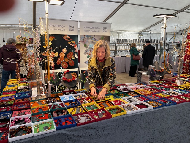 Kunsthandwerk auf Weihnachtsmärkten: Individuelle Halsketten